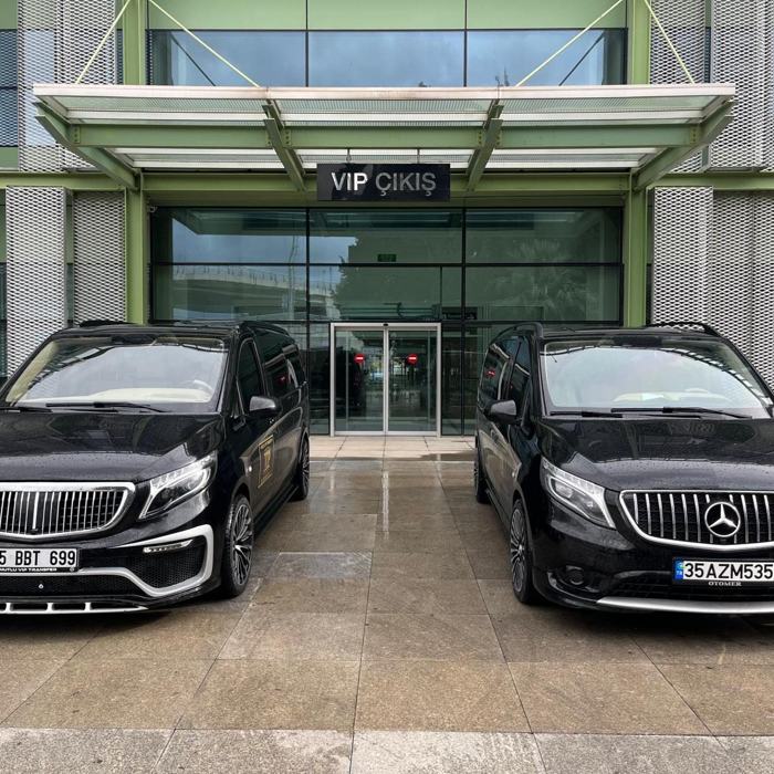 Otel önünde iki VIP Vito