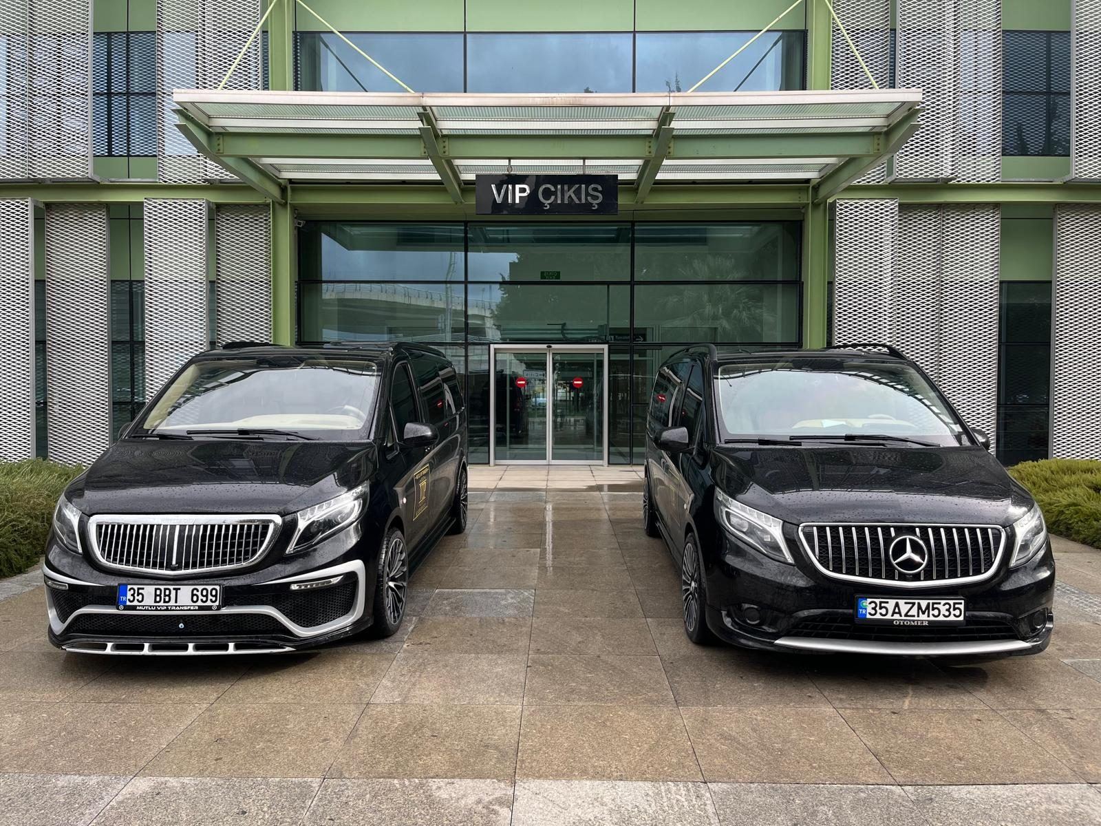 Otel girişinde bekleyen iki Mercedes Vito VIP araç