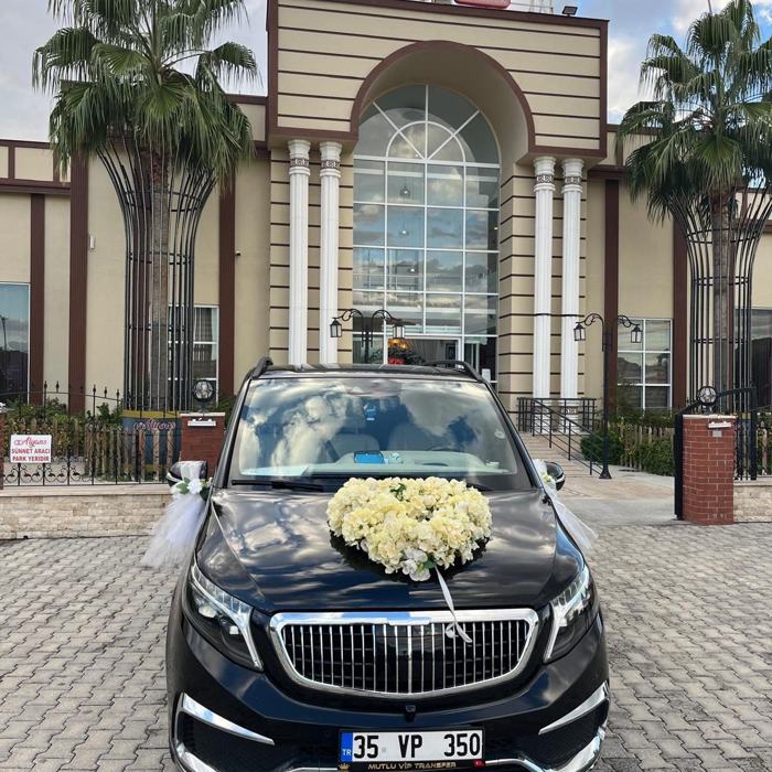 Düğün salonu önünde gelin arabası