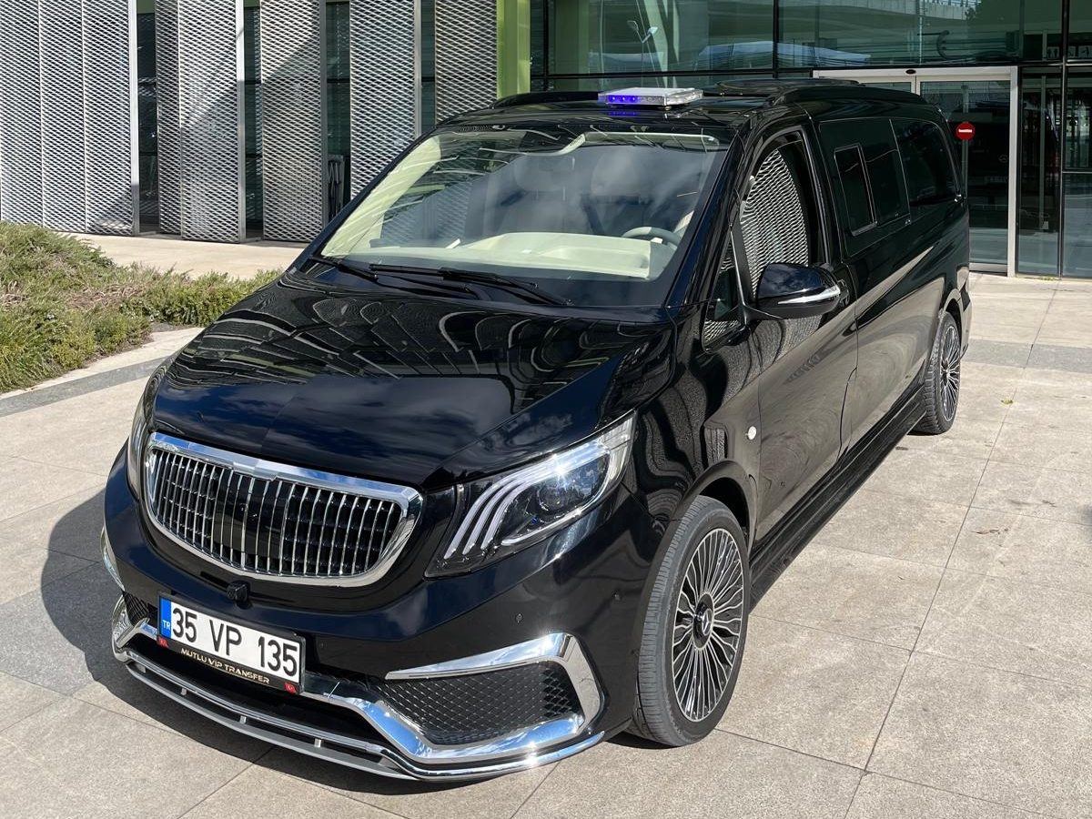 Mutlu VIP Transfer siyah Mercedes-Benz Vito VIP araç, önden görünüm