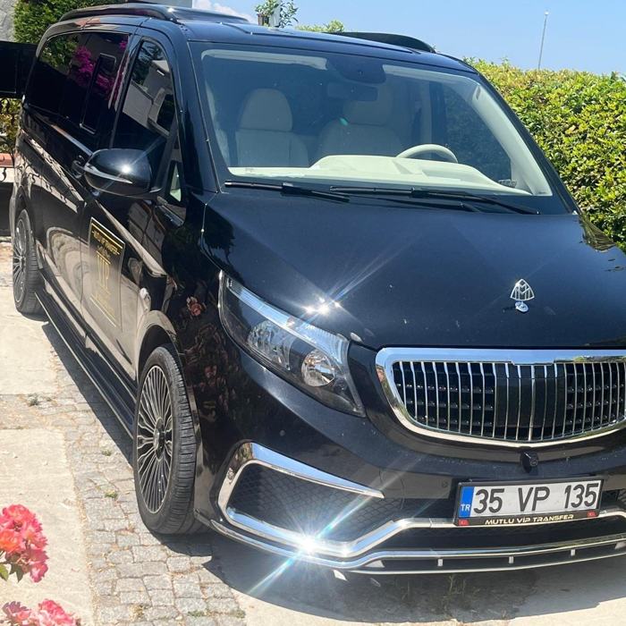 Siyah Mercedes Vito önden