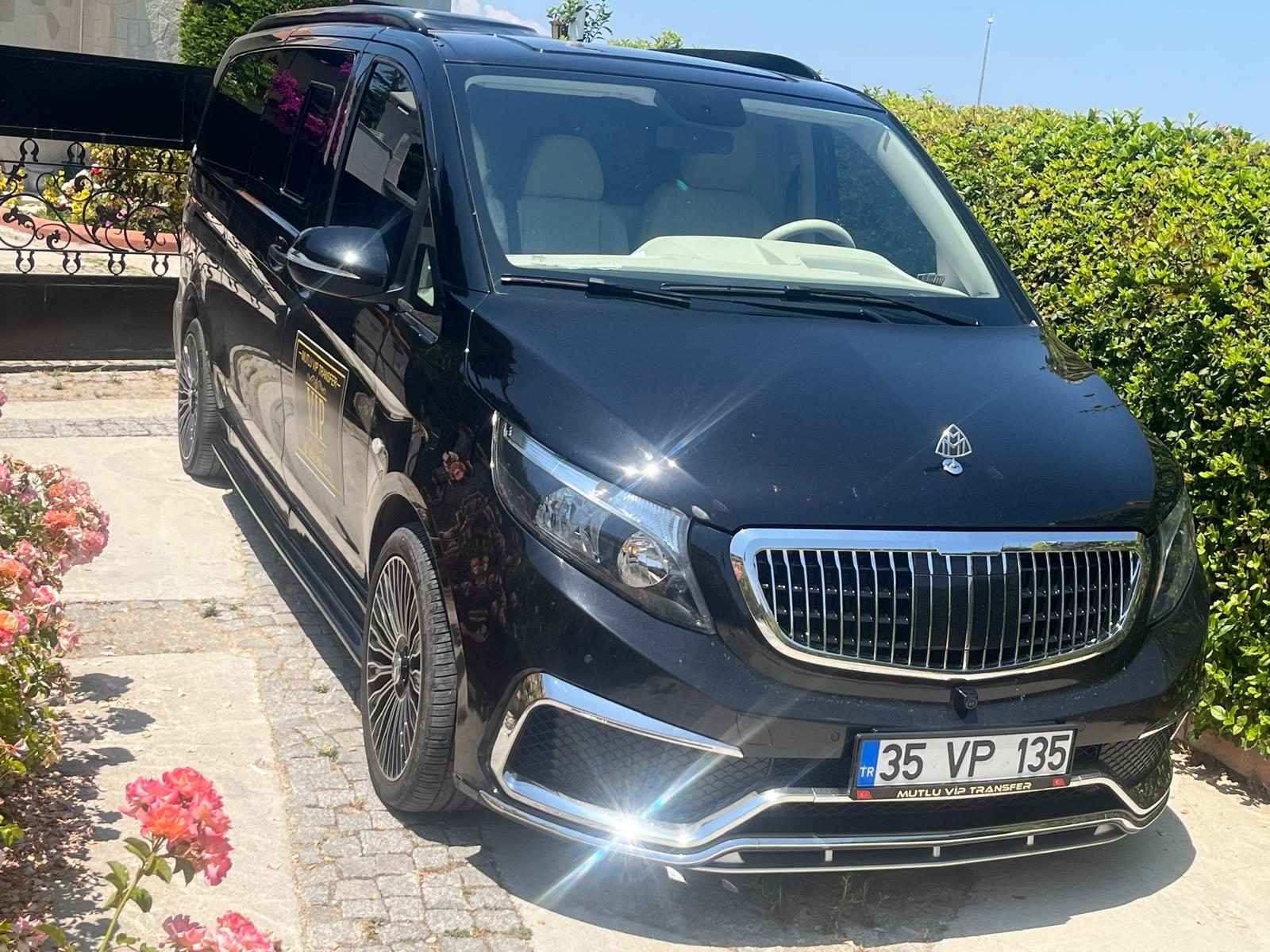 Otel önünde bekleyen siyah Mercedes Vito