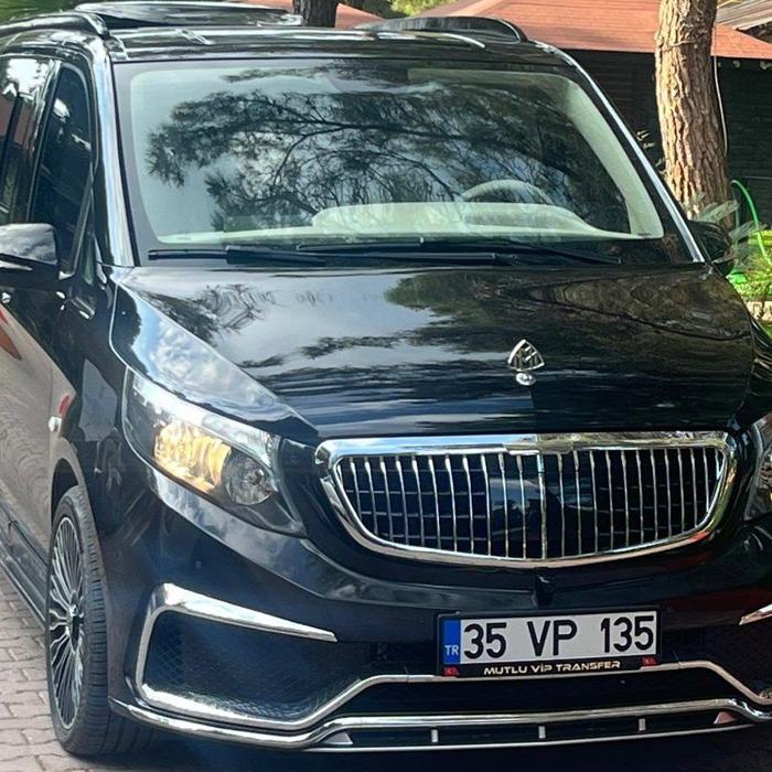 Siyah Mercedes Vito önden